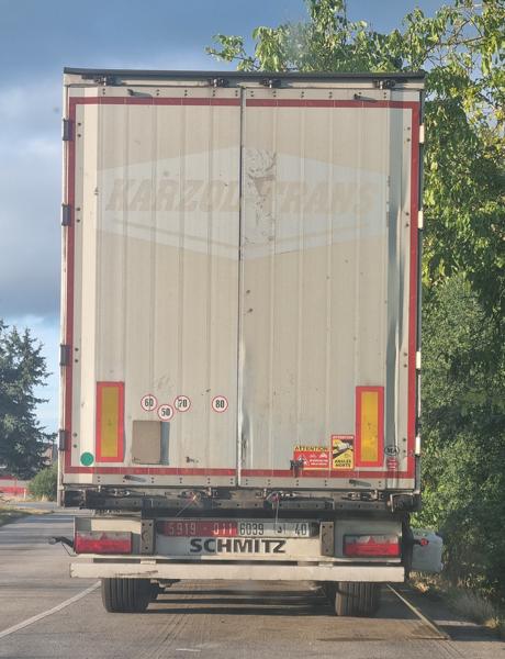 Morocco seen in Nová Dubnica, Slovakia. Photo taken on 07.07.2025. 11 = Casablanca Prefecture (Al Fida — Mers Sultan). The red license plate belongs to the trailer and the white one belongs to the truck, so the same as in front. The driver was really friendly, although he didn't speak English. He was able to speak spanish, but I can't say a word in that language.